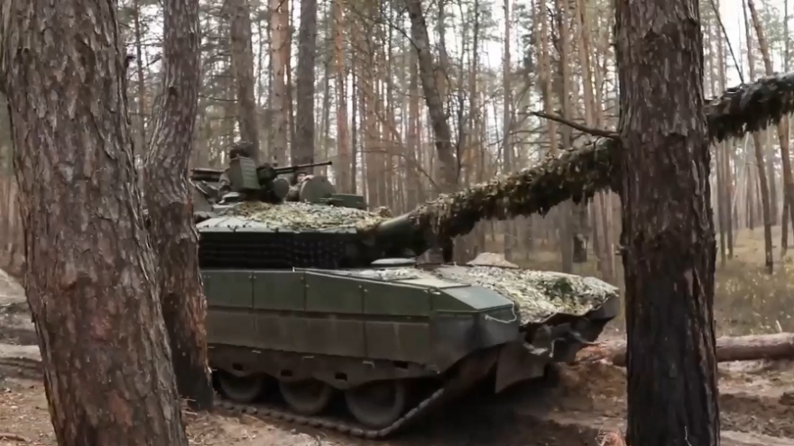 Xe tăng T-80 BVM của Nga khai hỏa tại mặt trận Krasny Liman